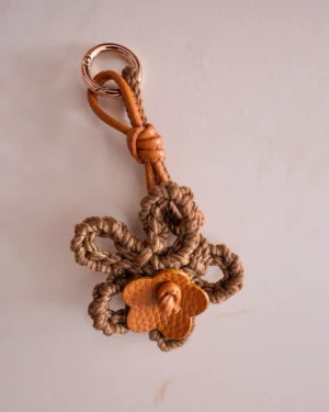 Charm Flor Tejida